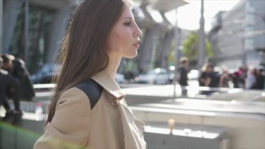 Kentsel Yaşam Tarzı Modaya uygun Şık Kadın Şehir Şehri 'nde işe gidip geliyor. Yüksek kalite 4k görüntü