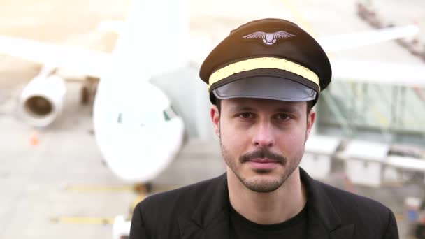 Havacılık Sektöründe Çalışan Proffesional Erkek Pilot Kaptanı Portresi Yüksek Kalite — Stok video