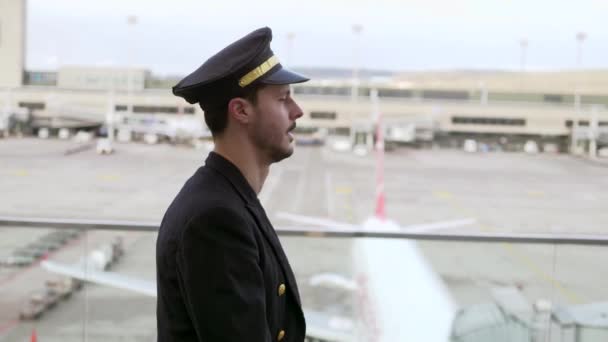 Havacılık Sektöründe Çalışan Proffesional Erkek Pilot Kaptanı Portresi Yüksek Kalite — Stok video