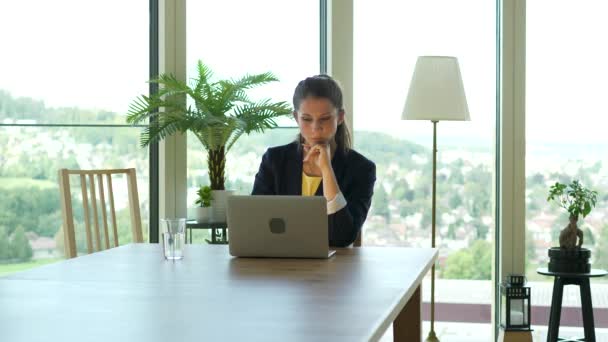 Persona Negocios Femenina Que Trabaja Escritorio Computadora Portátil Oficina Ciudad — Vídeos de Stock