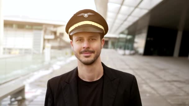 Portrait Proffesional Male Pilot Captain Working Aviation Business High Quality — Stock Video