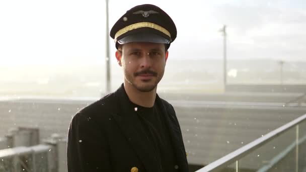 Portret Van Proffesional Male Pilot Captain Werkzaam Luchtvaart Hoge Kwaliteit — Stockvideo