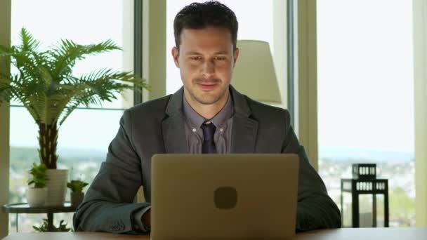 Бизнесмен Работающий Над Компьютерным Столом Офисного Рабочего Пространства Высококачественные Кадры — стоковое видео