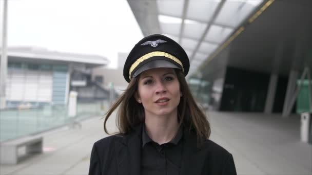 Porträt Einer Selbstbewussten Frau Uniform Die Der Luftfahrt Arbeitet Hochwertiges — Stockvideo