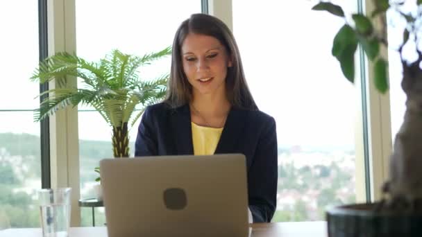 Kobieta Biznes Osoba Pracuje Laptopie Biurko Komputerowe Urzędzie Miasta Wysokiej — Wideo stockowe