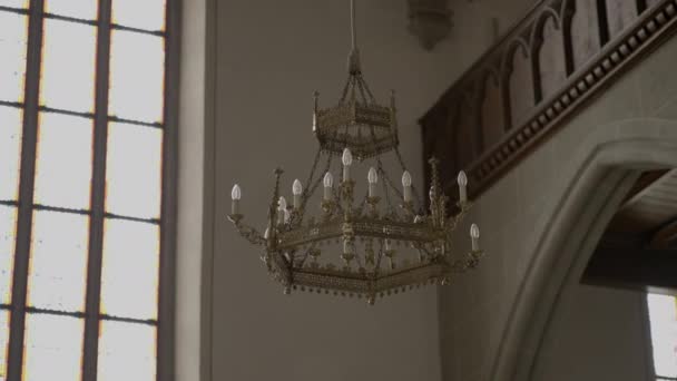 Mum Işıkları Dini Kilisenin Içinde Yanıyor Yüksek Kalite Görüntü — Stok video