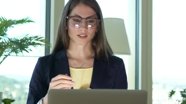 Vrouwelijke Zakelijke Persoon Werken Aan Laptop Computer Desk City Office — Stockvideo