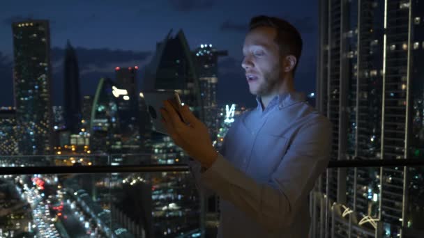 Férfi Üzleti Személy Hálózat Mobil Képernyőn Dolgozik Pénzügy Job Kiváló — Stock videók