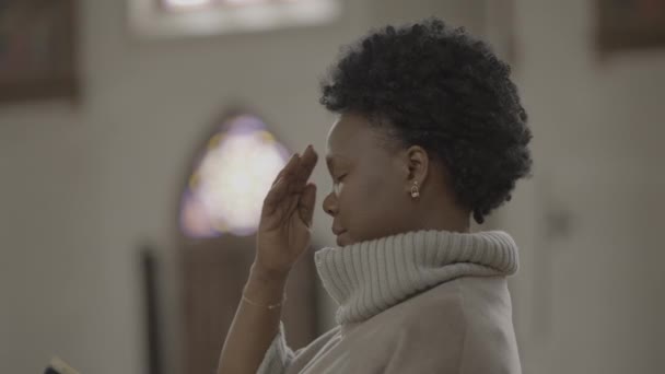 Sadık Kadın Dini Dualar Ritüeli Yapıyor Yüksek Kalite Görüntü — Stok video