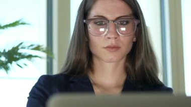 Kurumsal Finans Kariyeri 'nde çalışan kendine güvenen genç kadın. Yüksek kalite 4k görüntü