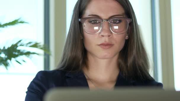 Mujer Joven Confiada Que Trabaja Trabajo Profesional Finanzas Corporativas Imágenes — Vídeos de Stock