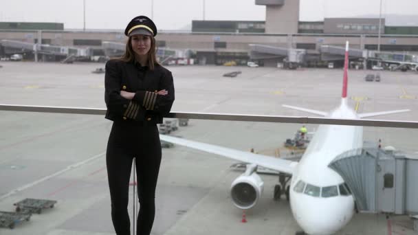 Porträtt Självsäker Kvinna Uniform Att Arbeta Inom Luftfarten Business Karriär — Stockvideo