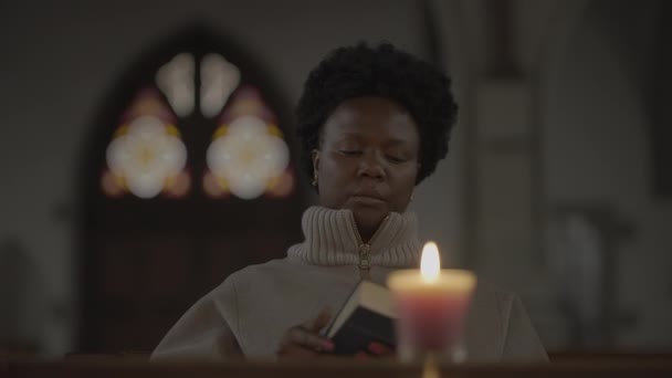 Wanita Muda Afrika Dengan Rambut Keriting Berdoa Dalam Gereja Rekaman — Stok Video