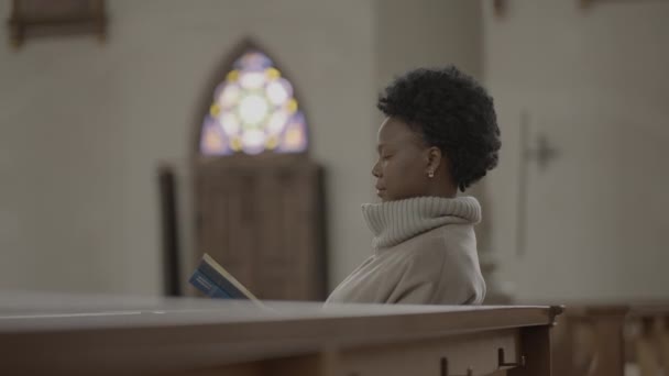 Femeie Credincioasă Care Face Ritual Religios Rugăciune Spirituală Înregistrare Înaltă — Videoclip de stoc
