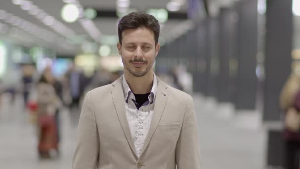 Magabiztos Üzletember Utazás Városi Vasútállomáson Kiváló Minőségű Felvételek — Stock videók