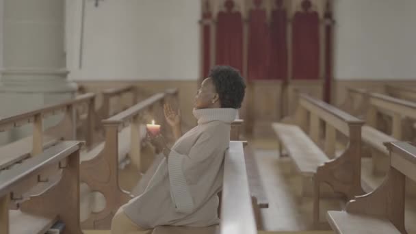 Hűséges Aki Vallási Spirituális Imádkozási Rituálét Végez Kiváló Minőségű Felvételek — Stock videók
