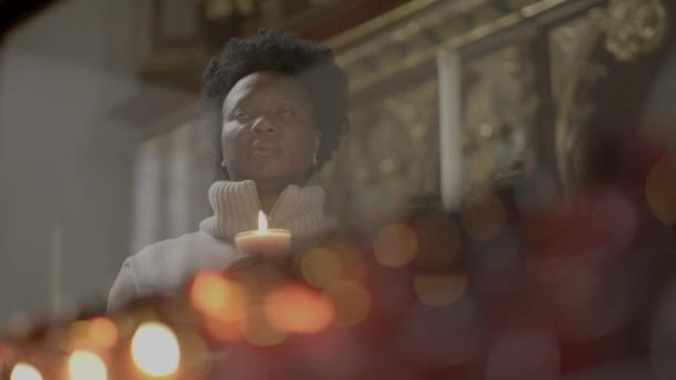 Верная Женщина Совершающая Религиозный Духовный Молитвенный Ритуал Высококачественные Кадры — стоковое видео