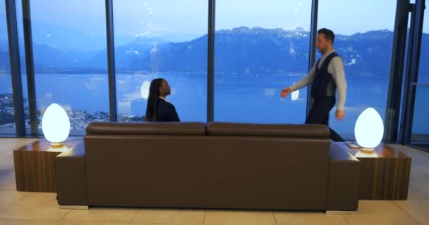 Dos Jóvenes Empresarios Hablando Juntos Dentro Del Moderno Vestíbulo Oficinas — Vídeos de Stock