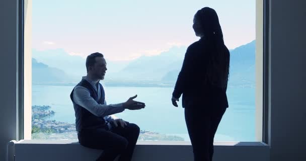 Två Unga Affärsmän Som Pratar Modern Kontorslobby Högkvalitativ Film — Stockvideo