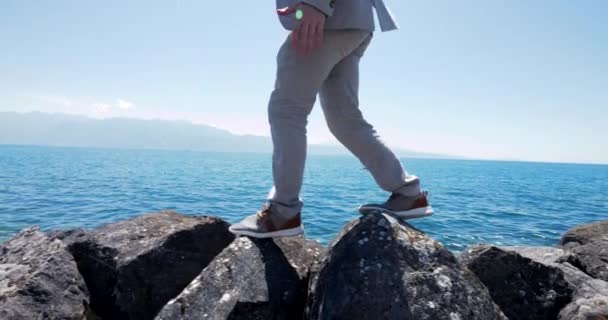 穿着复古风格的无忧无虑的男人走在湖畔的码头上 高质量的4K镜头 — 图库视频影像