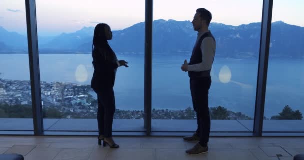 Dva Mladí Podnikatelé Spolu Mluví Moderní Kancelářské Hale Vysoce Kvalitní — Stock video