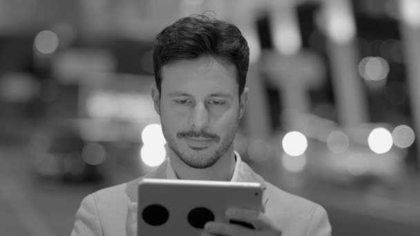 Homme Affaires Confiant Voyageant Dans Gare Ville Images Haute Qualité — Video