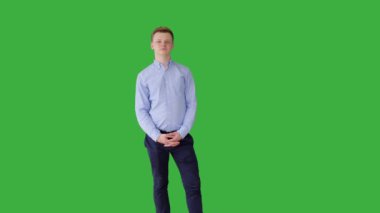 Yeşil Ekran Arkaplanı 'nda izole edilmiş genç beyaz adam. Yüksek kalite 4k görüntü