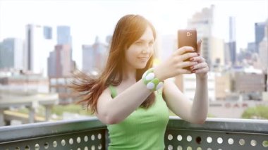 Modern Genç Kadın Cep Telefonu Kullanıyor. Yüksek kaliteli FullHD görüntüler