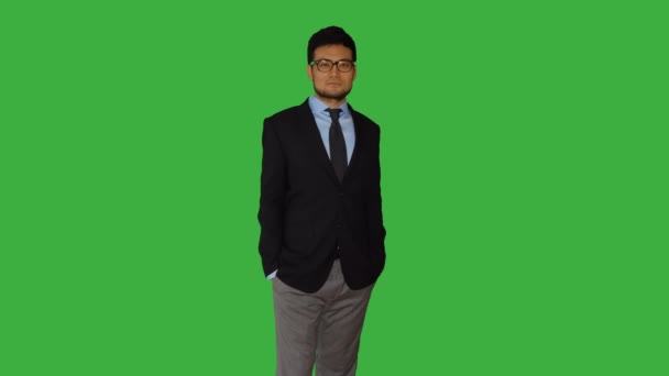 Asiatischer Mann Steht Isoliert Auf Grünem Bildschirmhintergrund Hochwertiges Filmmaterial — Stockvideo