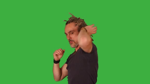男子战斗机运动员在绿色屏风上进行拳击练习训练 优质Fullhd影片 — 图库视频影像