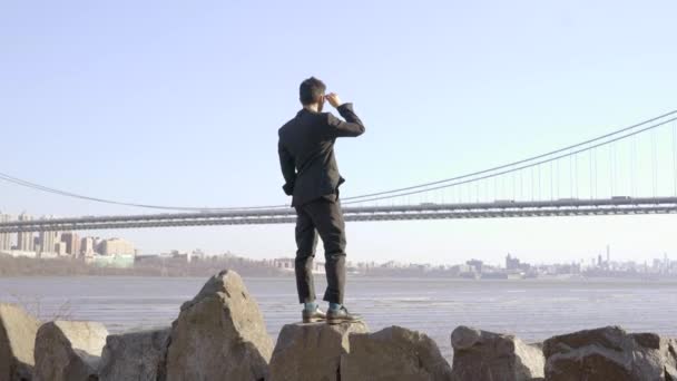 石の岩の上を歩く男性は 障害を克服し 成功する 高品質の4K映像 — ストック動画
