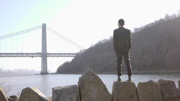 Takım Elbiseli Adam Yaşam Tarzı Nehir Köprüsü Peyzajı Açık Hava — Stok video