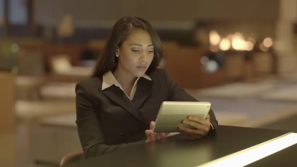 Jeune Femme Affaires Attrayant Utilisant Ordinateur Tablette Intérieur Bar Lobby — Video