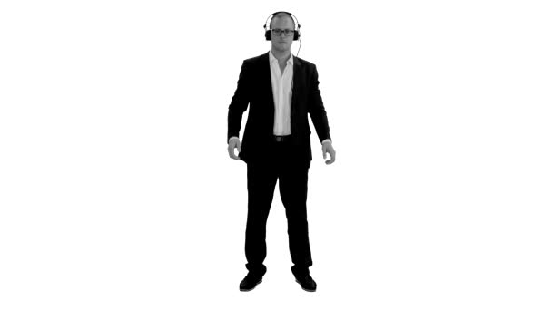 Der Mann Business Anzug Trägt Kopfhörer Hört Musik Und Tanzt — Stockvideo