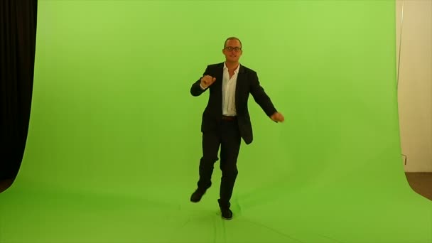 Чоловіча Людина Діловому Костюмі Ізольована Фоні Зеленого Екрану Chroma Key — стокове відео