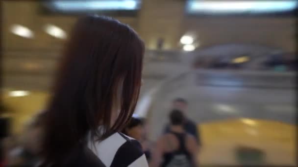Jonge Aziatische Vrouw Genieten Van Moderne Stad Lifestyle Hoge Kwaliteit — Stockvideo