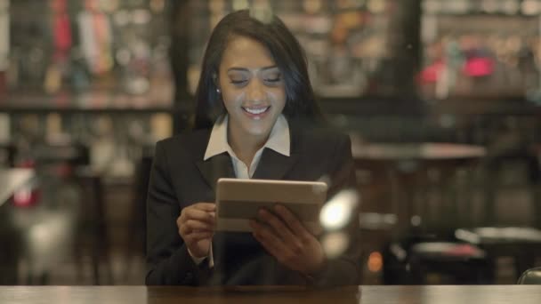 Femme Confiante Naviguant Sur Web Internet Sur Tablette Mobile Images — Video