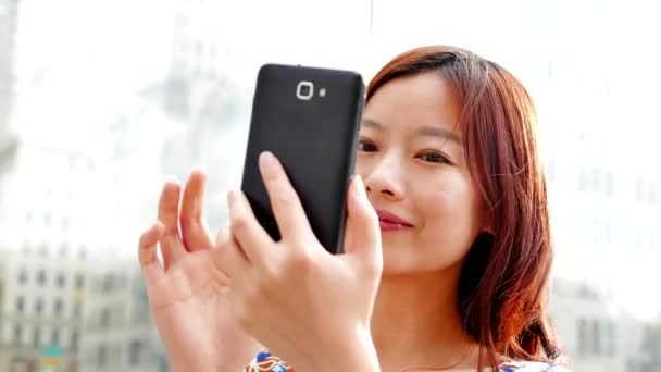Moderner Lebensstil Porträt Einer Chinesischen Weiblichen Person Mit Handy Hochwertiges — Stockvideo
