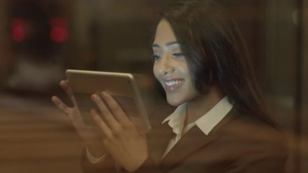 タブレットコンピュータを使用した若い魅力的なビジネスウーマン バーロビー 高品質の4K映像 — ストック動画