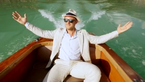 Glückliche Kaukasische Männliche Person Beim Bootfahren Friedlicher Seenlandschaft Hochwertiges Filmmaterial — Stockvideo