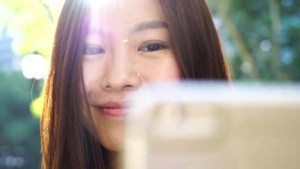 Estilo Vida Moderno Cidade Retrato Pessoa Feminina Chinesa Com Telefone — Vídeo de Stock