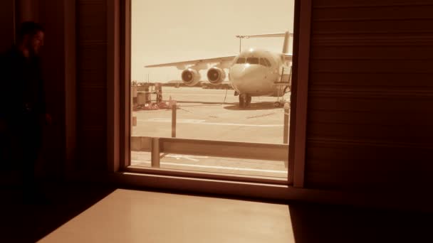 Business Επιβάτες Που Περιμένουν Μέσα Από Την Πύλη Του Αεροδρομίου — Αρχείο Βίντεο