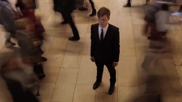 Muž Vystupující Davu Kráčející Přeplněné Ulici Vysoce Kvalitní Záběry — Stock video