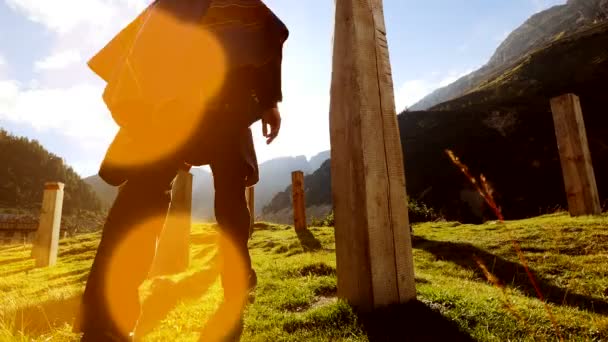 Shaman Man Die Spirituele Cultuur Uitvoert Mystieke Dans Buiten Natuur — Stockvideo