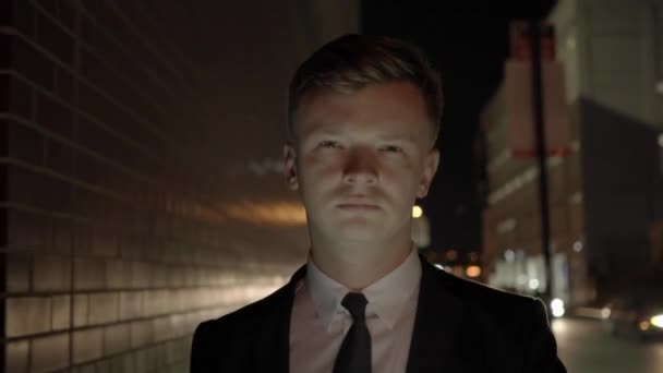 Молодой Человек Гуляющий Улице Темноте Высококачественные Кадры — стоковое видео