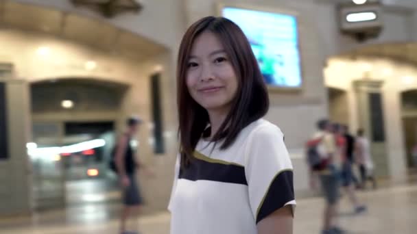 Prachtige Chinese Vrouwelijke Persoon Modieuze Elegante Jurk Hoge Kwaliteit Beeldmateriaal — Stockvideo