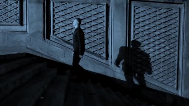 男性在夜光下走在外面的恐怖的神秘场景 高质量的4K镜头 — 图库视频影像
