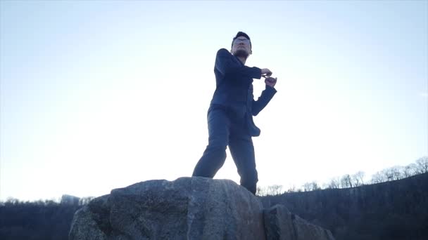 Pessoa Masculina Caminhando Sobre Pedras Pedra Superando Obstáculos Sucesso Imagens — Vídeo de Stock