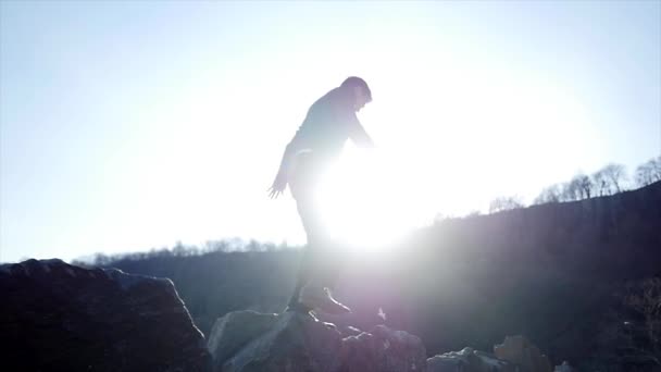 Mężczyzna Chodzący Kamiennych Skałach Pokonując Przeszkody Sukces Wysokiej Jakości Materiał — Wideo stockowe