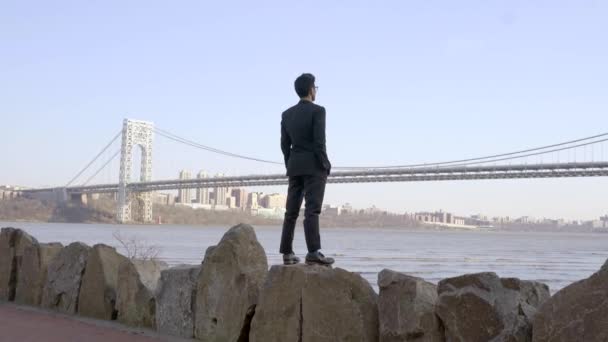 Mężczyzna Chodzący Kamiennych Skałach Pokonując Przeszkody Sukces Wysokiej Jakości Materiał — Wideo stockowe